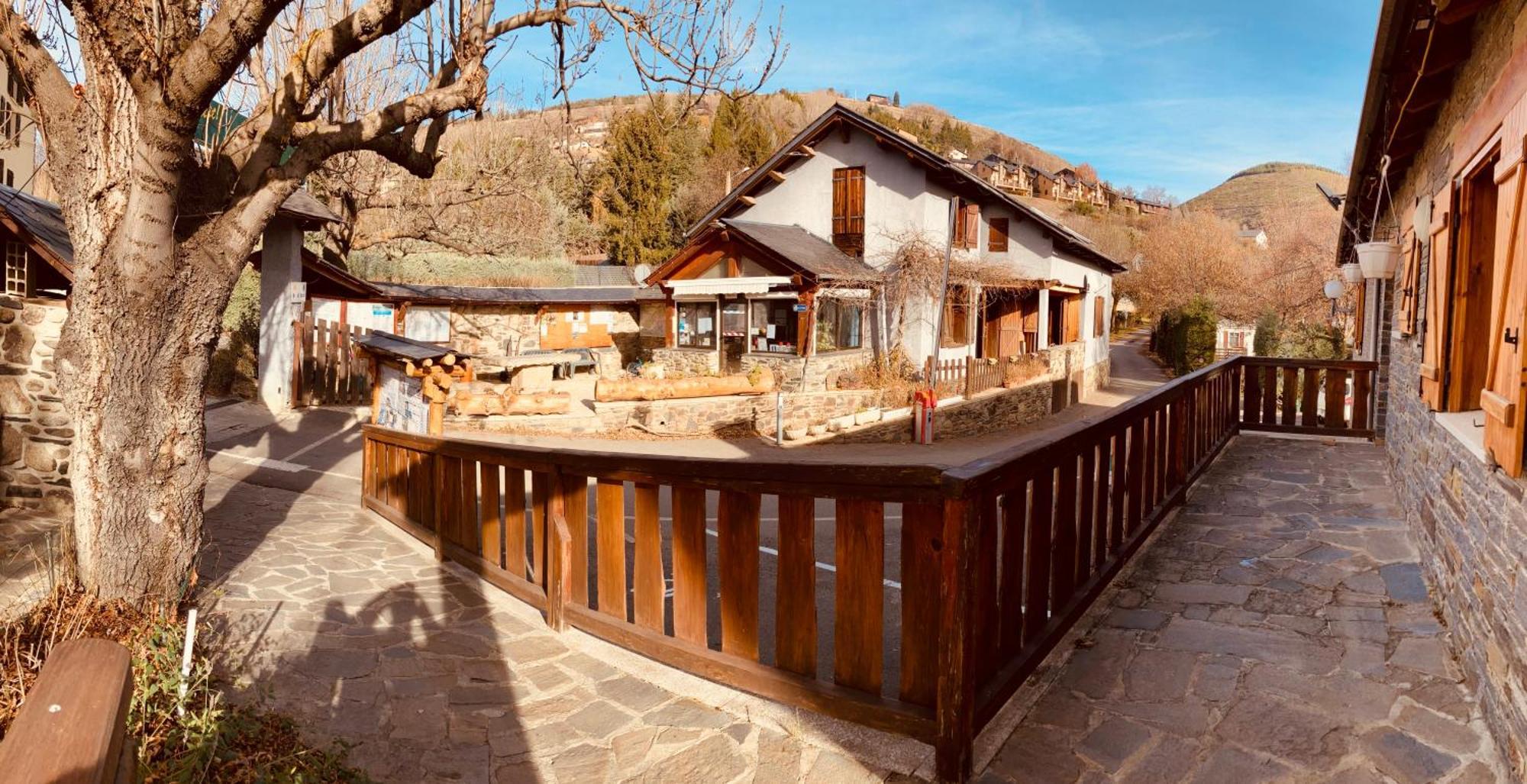 Camping L'Enclave Mobil-Home Estavar Bagian luar foto